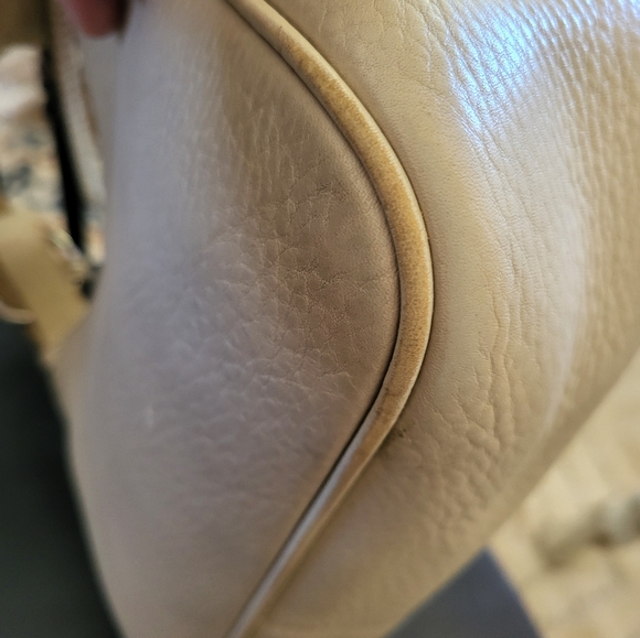 Dooney and Bourke vintage Ivory pebbled medium hobo shoulder bag. - Picture 7 of 16